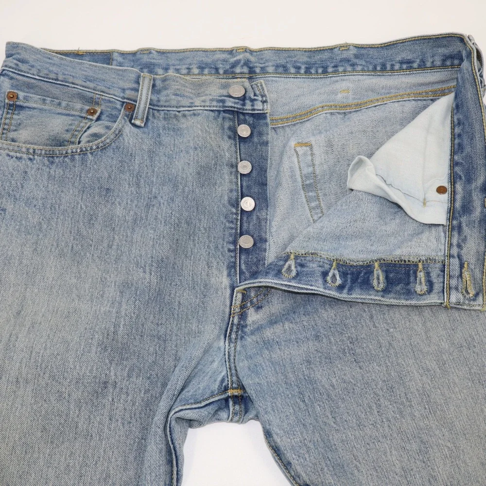 Levis 501 Men Original Fit Button Fly Straight Leg Light Wash Blue Jeans 38 x 32